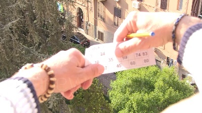 Scene from Coronavirus, con la quarantena la Pasqua diventa condominiale e solidale