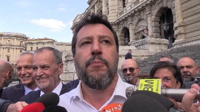 Scene from Migranti, Salvini: "Lapo? Non rispondo. Ha la stessa attendibilità di quel gabbiano"