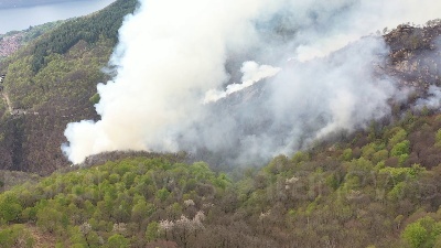 Scene from Vasto incendio sul Mottarone: VdF e volontari impegnati fino a notte fonda