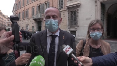 Scene from Governo, Romeo: "Qualcuno non vede l'ora che usciamo, li lasciamo sognare"