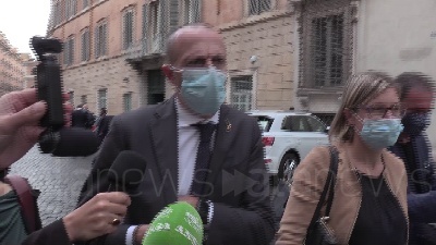 Scene from Governo, Romeo: "Qualcuno non vede l'ora che usciamo, li lasciamo sognare"