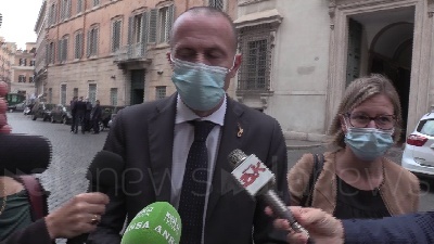 Scene from Governo, Romeo: "Qualcuno non vede l'ora che usciamo, li lasciamo sognare"