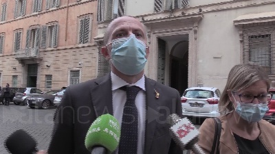 Scene from Governo, Romeo: "Qualcuno non vede l'ora che usciamo, li lasciamo sognare"