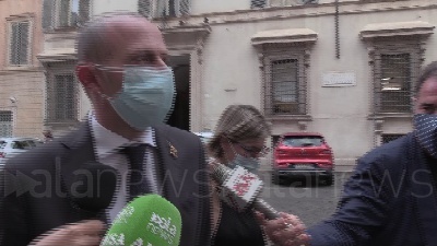 Scene from Governo, Romeo: "Qualcuno non vede l'ora che usciamo, li lasciamo sognare"