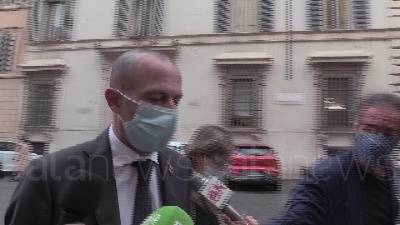Scene from Governo, Romeo: "Qualcuno non vede l'ora che usciamo, li lasciamo sognare"