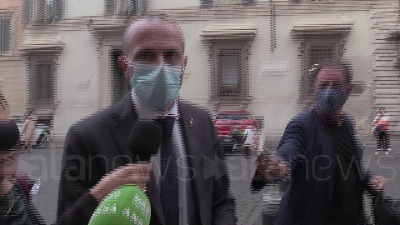 Scene from Governo, Romeo: "Qualcuno non vede l'ora che usciamo, li lasciamo sognare"