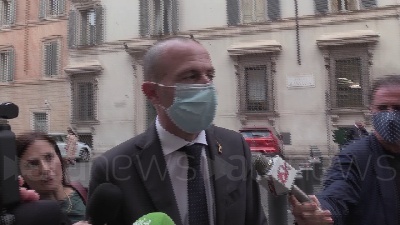 Scene from Governo, Romeo: "Qualcuno non vede l'ora che usciamo, li lasciamo sognare"