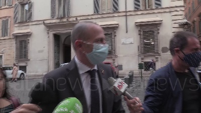 Scene from Governo, Romeo: "Qualcuno non vede l'ora che usciamo, li lasciamo sognare"