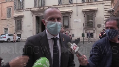 Scene from Governo, Romeo: "Qualcuno non vede l'ora che usciamo, li lasciamo sognare"