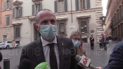 Scene from Governo, Romeo: "Qualcuno non vede l'ora che usciamo, li lasciamo sognare"