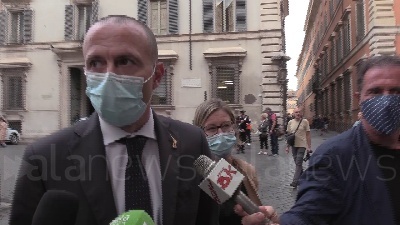 Scene from Governo, Romeo: "Qualcuno non vede l'ora che usciamo, li lasciamo sognare"