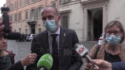 Scene from Governo, Romeo: "Qualcuno non vede l'ora che usciamo, li lasciamo sognare"