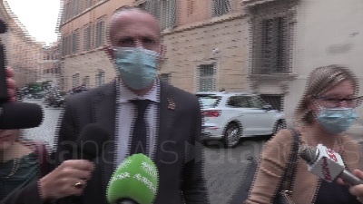 Scene from Governo, Romeo: "Qualcuno non vede l'ora che usciamo, li lasciamo sognare"