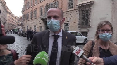Scene from Governo, Romeo: "Qualcuno non vede l'ora che usciamo, li lasciamo sognare"