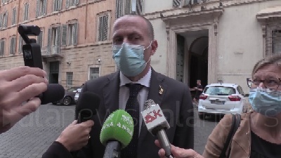 Scene from Governo, Romeo: "Qualcuno non vede l'ora che usciamo, li lasciamo sognare"