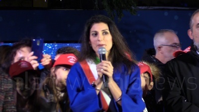 Scene from A Piazza Venezia Raggi 'accende' Spelacchio