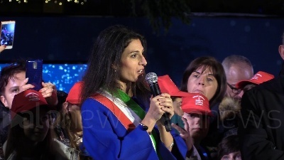 Scene from A Piazza Venezia Raggi 'accende' Spelacchio