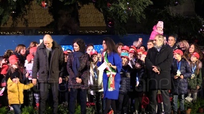Scene from A Piazza Venezia Raggi 'accende' Spelacchio