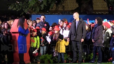 Scene from A Piazza Venezia Raggi 'accende' Spelacchio