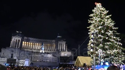 Scene from A Piazza Venezia Raggi 'accende' Spelacchio