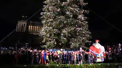 Scene from A Piazza Venezia Raggi 'accende' Spelacchio