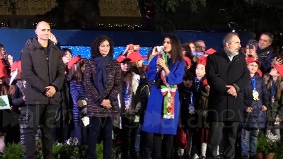 Scene from A Piazza Venezia Raggi 'accende' Spelacchio
