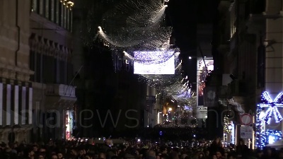 Scene from A Piazza Venezia Raggi 'accende' Spelacchio