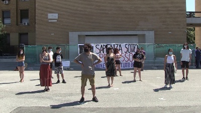 Scene from Coronavirus, Gli studenti mettono "La Sapienza sotto processo"