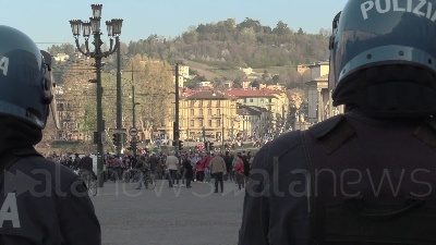 Scene from Anarchici, corteo raggiunge scuola occupata