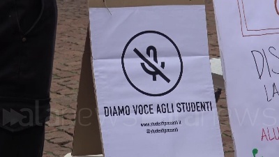Scene from Scuola, lettera alle istituzioni: "Stanchi delle prese in giro, garantire futuro al Paese"