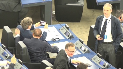 Scene from Berlusconi in aula a Strasburgo, selfie e strette di mano