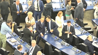 Scene from Berlusconi in aula a Strasburgo, selfie e strette di mano