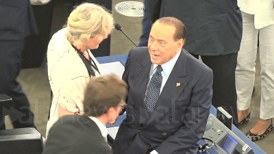 Scene from Berlusconi in aula a Strasburgo, selfie e strette di mano