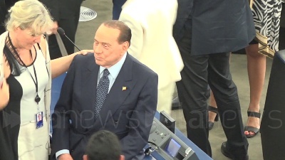 Scene from Berlusconi in aula a Strasburgo, selfie e strette di mano