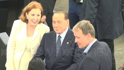 Scene from Berlusconi in aula a Strasburgo, selfie e strette di mano