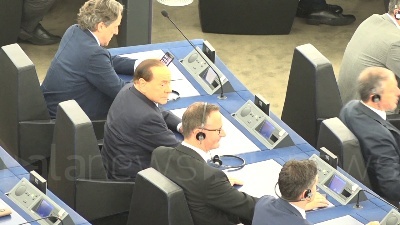 Scene from Berlusconi in aula a Strasburgo, selfie e strette di mano