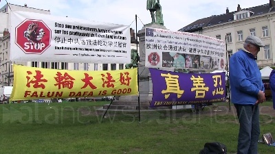 Scene from Bruxelles, protesta davanti al PE contro le persecuzioni cinesi ai seguaci del Falun Gong