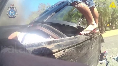 Scene from Australia, auto in fiamme dopo lo schianto: le operazioni di salvataggio della polizia