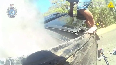 Scene from Australia, auto in fiamme dopo lo schianto: le operazioni di salvataggio della polizia