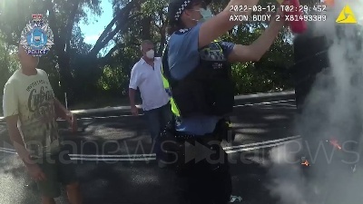 Scene from Australia, auto in fiamme dopo lo schianto: le operazioni di salvataggio della polizia