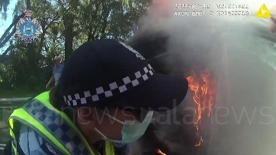 Scene from Australia, auto in fiamme dopo lo schianto: le operazioni di salvataggio della polizia