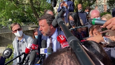 Scene from Tasse, Salvini: "Casa sacra, bisogna tagliare le bollette"