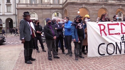 Scene from Milano, lavoratori dello spettacolo in piazza della Scala: "Abbandonati, nessuno ci considera"