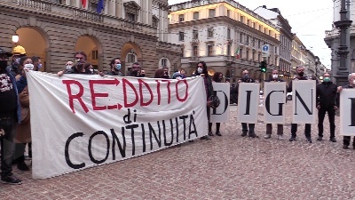 Scene from Milano, lavoratori dello spettacolo in piazza della Scala: "Abbandonati, nessuno ci considera"