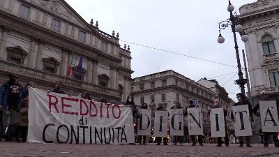 Scene from Milano, lavoratori dello spettacolo in piazza della Scala: "Abbandonati, nessuno ci considera"