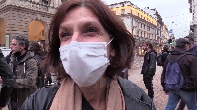 Scene from Milano, lavoratori dello spettacolo in piazza della Scala: "Abbandonati, nessuno ci considera"