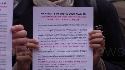 Scene from Milano, lavoratori dello spettacolo in piazza della Scala: "Abbandonati, nessuno ci considera"