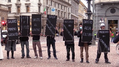 Scene from Milano, lavoratori dello spettacolo in piazza della Scala: "Abbandonati, nessuno ci considera"