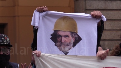 Scene from Milano, lavoratori dello spettacolo in piazza della Scala: "Abbandonati, nessuno ci considera"