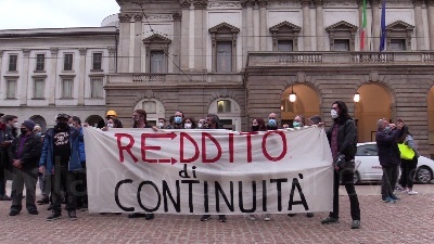 Scene from Milano, lavoratori dello spettacolo in piazza della Scala: "Abbandonati, nessuno ci considera"